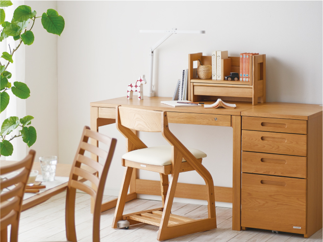 美品 コイズミ学習机本体のみ 使用感あまりなく比較的綺麗です 引き出し 